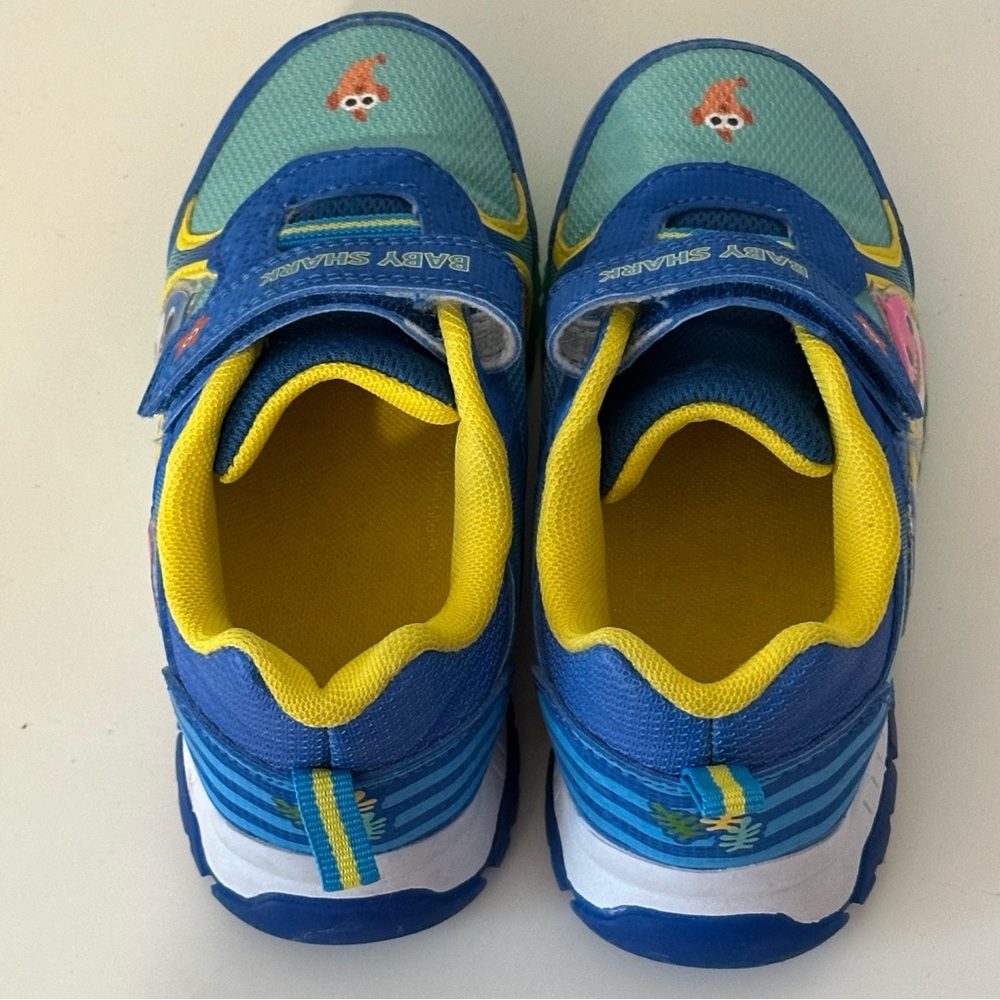 Baby Shark Kids Sneakers - Light Up - Picture 7 of 9